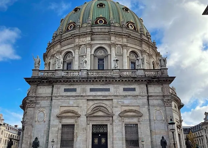 Perfect Couples Retreat In Urban Area